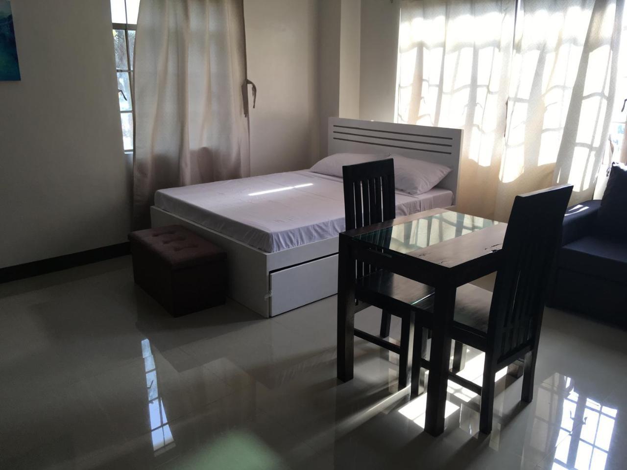 Beinte Singko de Marso Apartments Candon Exterior foto