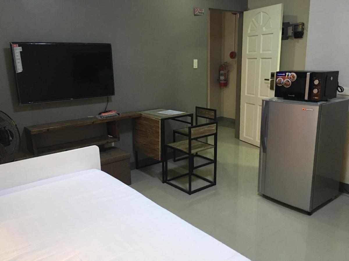 Beinte Singko de Marso Apartments Candon Exterior foto